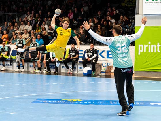 Moritz Boekenkamp VfL Eintracht Hagen, 30 at the goal throw against Janis Boieck HC Oppenweiler Backnang, 32 VfL Eintracht Hagen vs HC Oppenweiler Backnang , Handball, 2 Bundesliga, 24 Matchday, Season 2025 2026, 13 03 2026 VfL Eintracht Hagen vs HC Oppenweiler Backnang , Handball, 2 Bundesliga, 24 Matchday, Season 2025 2026, 13 03 2026 Hagen Copyright: xEibner-Pressefoto DamianxKruczynx EP_DKI