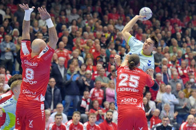 Julian Koester VfL Gummersbach 7 throwing Adrian Sipos MT Melsungen 8 , Olle Forsell Schefvert MT Melsungen 25 in defense , GER, MT Melsungen VfL Gummersbach, Handball, 1 Bundesliga, 25 Matchday, Season 2025 2026, 13 03 2026, GER, MT Melsungen VfL Gummersbach, Handball, 1 Bundesliga, 25 Matchday, Season 2025 2026, 13 03 2026 Kassel Copyright: xEibner-Pressefotox xRolandxSippex EP_RSL