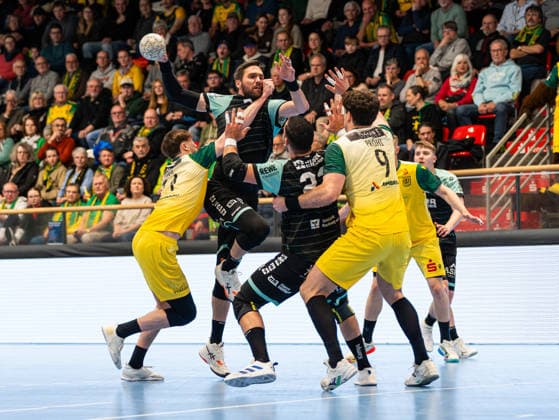 Dominik Weiss HC Oppenweiler Backnang, 07 throwing a shot on goal against Josip Jukic VfL Eintracht Hagen, 74 and Tilman Proehl VfL Eintracht Hagen, 09 VfL Eintracht Hagen vs HC Oppenweiler Backnang , Handball, 2 Bundesliga, Matchday 24, Season 2025 2026, 13 03 2026 VfL Eintracht Hagen vs HC Oppenweiler Backnang , Handball, 2 Bundesliga, Matchday 24, Season 2025 2026, 13 03 2026 Hagen Copyright: xEibner-Pressefoto DamianxKruczynx EP_DKI