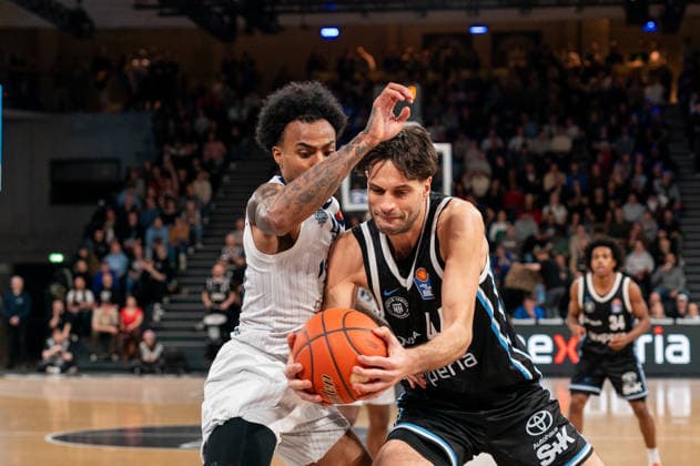 Benedikt Turudic Veolia Towers Hamburg, 44 in duel, fight for the ball with Michael Weathers MLP Academics Heidelberg, 20 , GER, Veolia Towers Hamburg vs MLP Academics Heidelberg, Basketball, Bundesliga, Matchday 24, Season 2025 2026, 13 03 2026 GER, Veolia Towers Hamburg vs MLP Academics Heidelberg, Basketball, Bundesliga, Matchday 24, Season 2025 2026, 13 03 2026 Hamburg Copyright: xEibner-Pressefoto MaxxVincenx EP_MVN