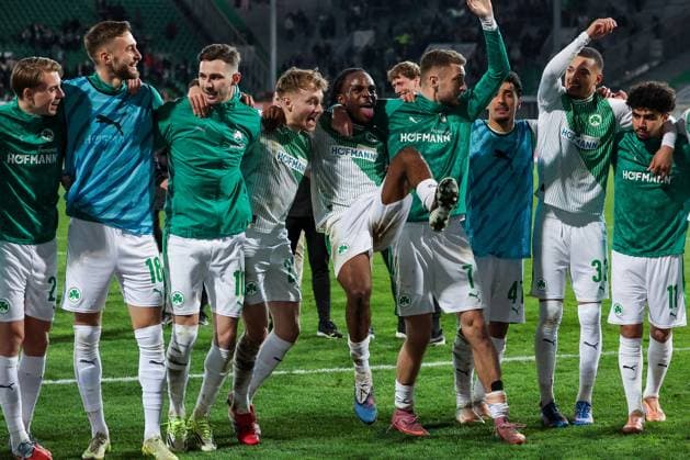 Final cheers from the Fuerth fans, exuberant joy for Branimir Hrgota 10 Spvgg Greuther Fuerth , Jannik Dehm 23 Spvgg Greuther Fuerth , Noel Futkeu 9 Spvgg Greuther Fuerth , Dennis Srbeny 7 Spvgg Greuther Fuerth , Maximilian Dietz 33 Spvgg Greuther Fuerth , Aiman Dardari 11 Spvgg Greuther Fuerth , Jan Elvedi 15 Spvgg Greuther Fuerth , Spvgg Greuther Fuerth vs SV Elversberg Football, Men, 2 Bundesliga, Saison 2025 2026, Rueckrunde, 26 Spieltag, 13 03 2026 DFB regulations prohibit any use of photographs as image sequences and or quasi video Fuerth Bayern Germany Copyright: xkolbert-press MartinxAgüerax