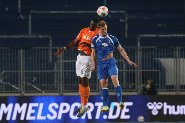 13 03 2026, xgox, Fußball 2 Bundesliga, 1 FC Magdeburg SV Darsmtadt 98 emspor, v l Patric Pfeiffer Darmstadt, 6 , Alexander Ahl Holmstroem Magdeburg, 11 Zweikampf, Duell, Kampf, tackle DFL DFB REGULATIONS PROHIBIT ANY USE OF PHOTOGRAPHS as IMAGE SEQUENCES and or QUASI VIDEO Magdeburg