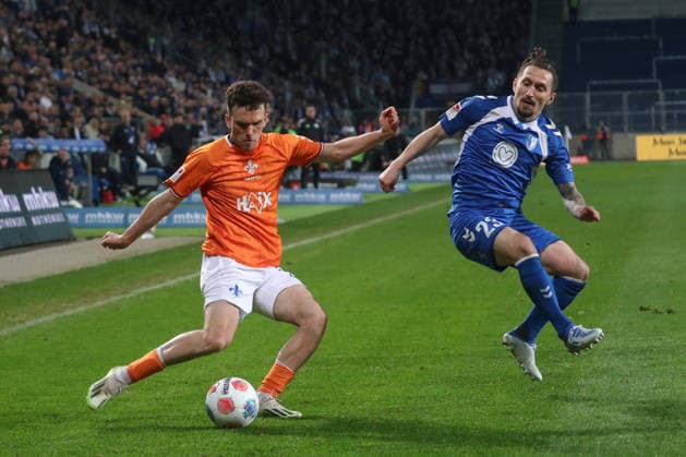 13 03 2026, xgox, Fußball 2 Bundesliga, 1 FC Magdeburg SV Darsmtadt 98 emspor, v l Sergio Lopez Darmstadt, 2 , Baris Atik Magdeburg, 23 Zweikampf, Duell, Kampf, tackle DFL DFB REGULATIONS PROHIBIT ANY USE OF PHOTOGRAPHS as IMAGE SEQUENCES and or QUASI VIDEO Magdeburg