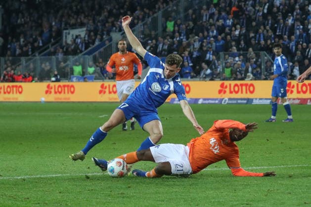 13 03 2026, xgox, Fußball 2 Bundesliga, 1 FC Magdeburg SV Darsmtadt 98 emspor, v l Alexander Nollenberger Magdeburg, 17 , Merveille Papela Darmstadt, 21 Zweikampf, Duell, Kampf, tackle DFL DFB REGULATIONS PROHIBIT ANY USE OF PHOTOGRAPHS as IMAGE SEQUENCES and or QUASI VIDEO Magdeburg
