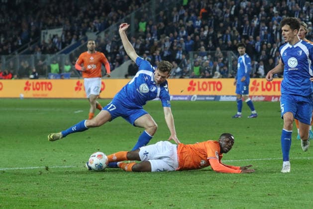 13 03 2026, xgox, Fußball 2 Bundesliga, 1 FC Magdeburg SV Darsmtadt 98 emspor, v l Alexander Nollenberger Magdeburg, 17 , Merveille Papela Darmstadt, 21 Zweikampf, Duell, Kampf, tackle DFL DFB REGULATIONS PROHIBIT ANY USE OF PHOTOGRAPHS as IMAGE SEQUENCES and or QUASI VIDEO Magdeburg