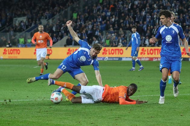13 03 2026, xgox, Fußball 2 Bundesliga, 1 FC Magdeburg SV Darsmtadt 98 emspor, v l Alexander Nollenberger Magdeburg, 17 , Merveille Papela Darmstadt, 21 Zweikampf, Duell, Kampf, tackle DFL DFB REGULATIONS PROHIBIT ANY USE OF PHOTOGRAPHS as IMAGE SEQUENCES and or QUASI VIDEO Magdeburg