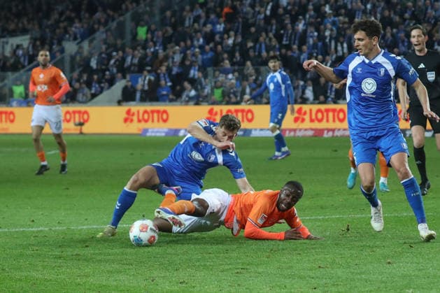 13 03 2026, xgox, Fußball 2 Bundesliga, 1 FC Magdeburg SV Darsmtadt 98 emspor, v l Alexander Nollenberger Magdeburg, 17 , Merveille Papela Darmstadt, 21 Zweikampf, Duell, Kampf, tackle DFL DFB REGULATIONS PROHIBIT ANY USE OF PHOTOGRAPHS as IMAGE SEQUENCES and or QUASI VIDEO Magdeburg