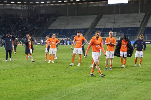 13 03 2026, xgox, Fussball 2 Bundesliga, 1 FC Magdeburg SV Darsmtadt 98 emspor, v l Darmstadt enttaeuscht, enttäuscht, schaut enttaeuscht, niedergeschlagen, disappointed DFL DFB REGULATIONS PROHIBIT ANY USE OF PHOTOGRAPHS as IMAGE SEQUENCES and or QUASI VIDEO Magdeburg