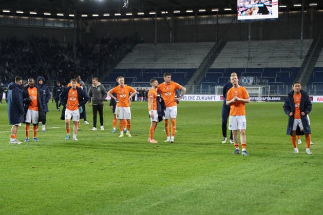 13 03 2026, xgox, Fussball 2 Bundesliga, 1 FC Magdeburg SV Darsmtadt 98 emspor, v l Darmstadt enttaeuscht, enttäuscht, schaut enttaeuscht, niedergeschlagen, disappointed DFL DFB REGULATIONS PROHIBIT ANY USE OF PHOTOGRAPHS as IMAGE SEQUENCES and or QUASI VIDEO Magdeburg