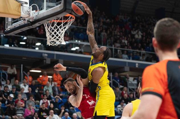 BASKET - Euroleague - EA7 Emporio Armani Milano vs Maccabi Tel Aviv Oshae Brissett (Maccabi Tel Aviv) dunks against Marko Guduric (Olimpia Milano) during EA7 Emporio Armani Milano vs Maccabi Tel Aviv, Basketball Euroleague match in Assago (MI), Italy, March 13 2026 Assago (MI) Italy  Copyright: xIPAxSport ABACAx
