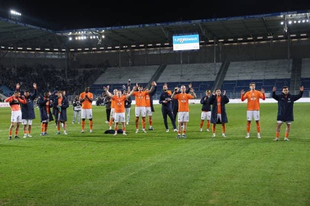 13 03 2026, xgox, Fussball 2 Bundesliga, 1 FC Magdeburg SV Darsmtadt 98 emspor, v l Darmstadt enttaeuscht, enttäuscht, schaut enttaeuscht, niedergeschlagen, disappointed DFL DFB REGULATIONS PROHIBIT ANY USE OF PHOTOGRAPHS as IMAGE SEQUENCES and or QUASI VIDEO Magdeburg