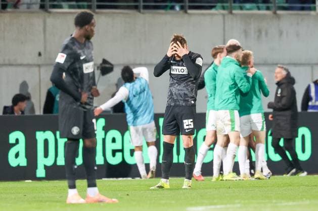 Goal celebration of the team Spvgg Greuther Fuerth , Jubeltraube after the goal of Lukas Reich 2 Spvgg Greuther Fuerth to 2 0, disappointment, frustration at Lukas Petkov 25 SV 07 Elversberg , joy, Spvgg Greuther Fuerth vs SV Elversberg Football, Men, 2 Bundesliga, Season 2025 2026, second round, 26 Matchday, 13 03 2026 DFB regulations prohibit any use of photographs as image sequences and or quasi video Fuerth Bayern Germany Copyright: xkolbert-press MartinxAgüerax