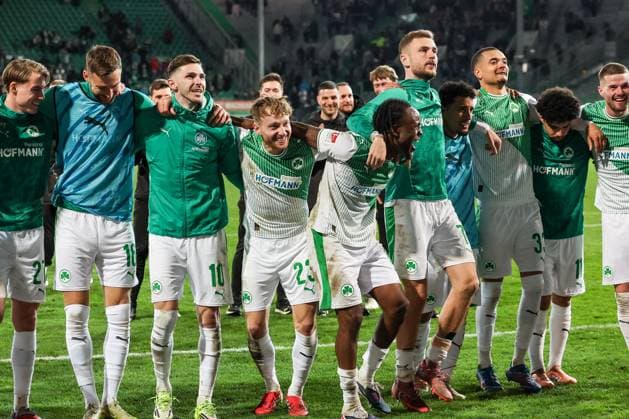 Final cheers from the Fuerth fans, exuberant joy for Branimir Hrgota 10 Spvgg Greuther Fuerth , Jannik Dehm 23 Spvgg Greuther Fuerth , Noel Futkeu 9 Spvgg Greuther Fuerth , Dennis Srbeny 7 Spvgg Greuther Fuerth , Maximilian Dietz 33 Spvgg Greuther Fuerth , Aiman Dardari 11 Spvgg Greuther Fuerth , Jan Elvedi 15 Spvgg Greuther Fuerth , Spvgg Greuther Fuerth vs SV Elversberg Football, Men, 2 Bundesliga, Saison 2025 2026, Rueckrunde, 26 Spieltag, 13 03 2026 DFB regulations prohibit any use of photographs as image sequences and or quasi video Fuerth Bayern Germany Copyright: xkolbert-press MartinxAgüerax