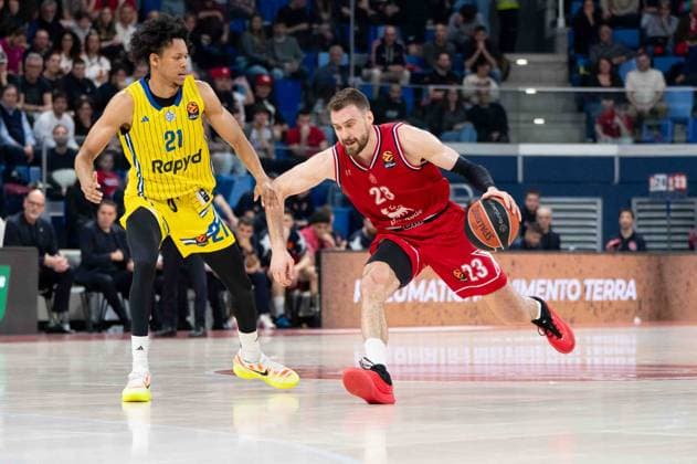 Marko Guduric (Olimpia Milano) In action against Jeff Dowtin Jr. (Maccabi Tel Aviv) during EA7 Emporio Armani Milano vs Maccabi Tel Aviv, Basketball Euroleague match in Assago (MI), Italy, March 13 2026  Copyright: xSaraxAngelica IPAxSportx xipa-agency.netx xx IPA_72832305 IPA_Agency_IPA72832305