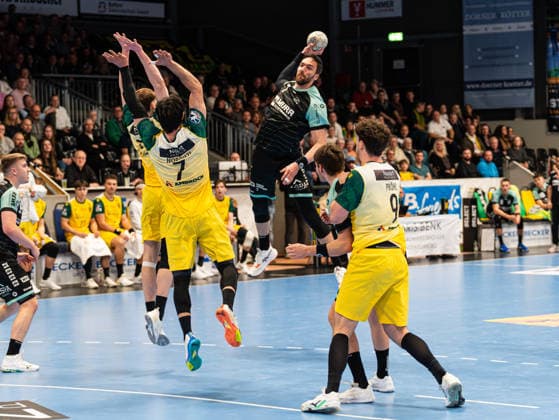 Dominik Weiss HC Oppenweiler Backnang, 07 throwing a shot on goal against Josip Jukic VfL Eintracht Hagen, 74 and Pouya Norouzi VfL Eintracht Hagen, 07 VfL Eintracht Hagen vs HC Oppenweiler Backnang , Handball, 2 Bundesliga, Matchday 24, Season 2025 2026, 13 03 2026 VfL Eintracht Hagen vs HC Oppenweiler Backnang , Handball, 2 Bundesliga, Matchday 24, Season 2025 2026, 13 03 2026 Hagen Copyright: xEibner-Pressefoto DamianxKruczynx EP_DKI