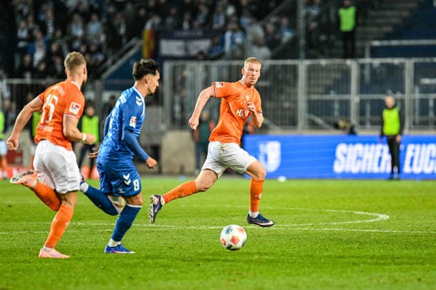 Soccer I Men I Season 2025 2026 I 2 Bundesliga I 26 Matchday I 1 FC Magdeburg SV Darmstadt 98 I 13 03 2026 Kai Klefisch 17, SV Darmstadt 98 r facing the ball Laurin Ulrich 8, 1 FC Magdeburg Magdeburg Avnet Arena Heinz Krügel Platz 1 Sachsen Anhalt Germany Copyright: xLobeca InesxHähnelx