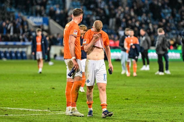 Soccer I Men I Season 2025 2026 I 2 Bundesliga I Matchday 26 I 1 FC Magdeburg SV Darmstadt 98 I 13 03 2026 After the final whistle, great disappointment for Kai Klefisch 17, SV Darmstadt 98 , who pulls the jersey in front of his face Magdeburg Avnet Arena Heinz Krügel Platz 1 Sachsen Anhalt Germany Copyright: xLobeca InesxHähnelx