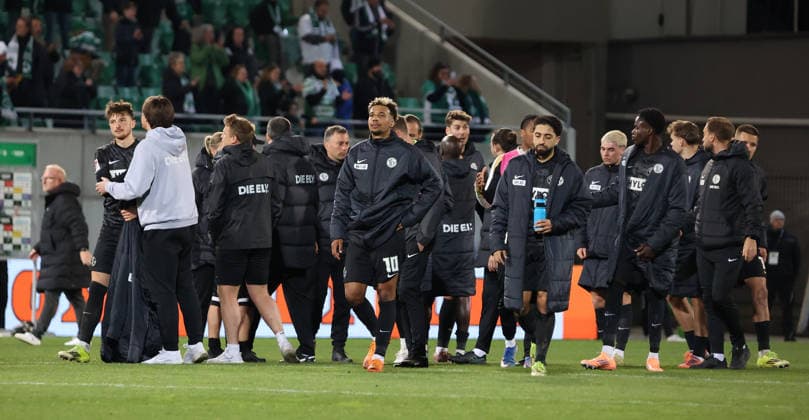 13 03 2026, Football, Men, 2 Bundesliga, Season 2025 2026, SpVgg Greuther Fürth SV 07 Elversberg, The players of SV 07 Elversberg walk disappointed after the game to the fans Fürth Sportpark Ronhof Thomas Sommer Bayern Germany DEU Copyright: xFabianxKleerx