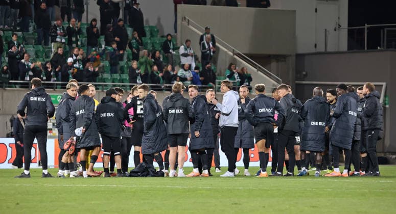 13 03 2026, Football, Men, 2 Bundesliga, Season 2025 2026, SpVgg Greuther Fürth SV 07 Elversberg, The players of SV 07 Elversberg stand disappointed on the pitch after the match Fürth Sportpark Ronhof Thomas Sommer Bayern Germany DEU Copyright: xFabianxKleerx