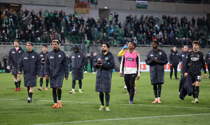 13 03 2026, Football, Men, 2 Bundesliga, Season 2025 2026, SpVgg Greuther Fürth SV 07 Elversberg, The players of SV 07 Elversberg walk disappointed after the game to the fans Fürth Sportpark Ronhof Thomas Sommer Bayern Germany DEU Copyright: xFabianxKleerx