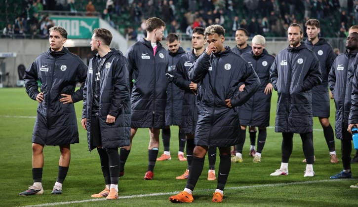 13 03 2026, Football, Men, 2 Bundesliga, Season 2025 2026, SpVgg Greuther Fürth SV 07 Elversberg, The players of SV 07 Elversberg stand disappointed in front of the fans after the match, Frederik Schmahl SV 07 Elversberg , Luca Schnellbacher SV 07 Elversberg , Bambase Conte SV 07 Elversberg Fürth Sportpark Ronhof Thomas Sommer Bayern Germany DEU Copyright: xFabianxKleerx