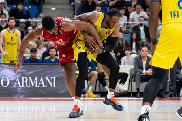 Josh Nebo (Olimpia Milano) and Oshae Brissett (Maccabi Tel Aviv) fight for the ball during EA7 Emporio Armani Milano vs Maccabi Tel Aviv, Basketball Euroleague match in Assago (MI), Italy, March 13 2026  Copyright: xSaraxAngelica IPAxSportx xipa-agency.netx xx IPA_72835688 IPA_Agency_IPA72835688