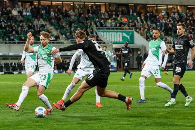Lasse Guenther 21 SV 07 Elversberg with a pass into the center of the penalty area, Jannik Dehm 23 Spvgg Greuther Fuerth cannot prevent it, Maximilian Dietz 33 Spvgg Greuther Fuerth and Tom Zimmerschied 29 SV 07 Elversberg look on, Spvgg Greuther Fuerth vs SV Elversberg Football, Men, 2 Bundesliga, Season 2025 2026, Second round, Matchday 26, 13 03 2026 DFB regulations prohibit any use of photographs as image sequences and or quasi video Fuerth Bayern Germany Copyright: xkolbert-press MartinxAgüerax