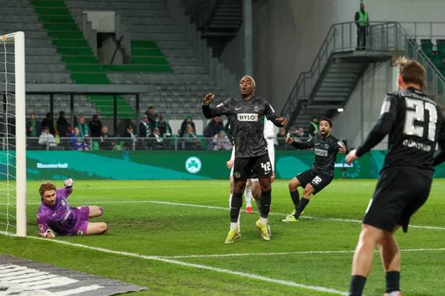 Disappointment, frustration for David Ngabi Mokwa SV 07 Elversberg after a missed chance, with Silas Joel Pruefrock 43 Spvgg Greuther Fuerth and Lasse Guenther 21 SV 07 Elversberg , Spvgg Greuther Fuerth vs SV Elversberg Football, Men, 2 Bundesliga, Season 2025 2026, Second round, Matchday 26, 13 03 2026 DFB regulations prohibit any use of photographs as image sequences and or quasi video Fuerth Bayern Germany Copyright: xkolbert-press MartinxAgüerax
