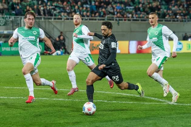 Immanuel Pherai 22 SV Elversberg pulls away, against Jannik Dehm 23 Spvgg Greuther Fuerth , and Philipp Ziereis 4 Spvgg Greuther Fuerth , Spvgg Greuther Fuerth vs SV Elversberg Football, Men, 2 Bundesliga, Season 2025 2026, Second round, Matchday 26, 13 03 2026 DFB regulations prohibit any use of photographs as image sequences and or quasi video Fuerth Bayern Germany Copyright: xkolbert-press MartinxAgüerax