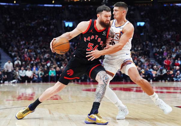 March 13, 2026, Toronto, On, Canada: Toronto Raptors Sandro Mamukelashvili (54) drives at Phoenix Suns Grayson Allen (8) during first half NBA, Basketball Herren, USA basketball action in Toronto on Friday, March 13, 2026. Canada News - March 13, 2026  - ZUMAc35_ 20260313_zaf_c35_122 Copyright: xFrankxGunnx