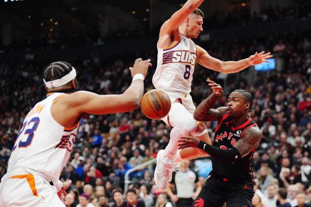 March 13, 2026, Toronto, On, Canada: Toronto Raptors Jamal Shead (right) passes between Phoenix Suns Jordan Goodwin (left) and Grayson Allen (8) during first half NBA, Basketball Herren, USA basketball action in Toronto on Friday, March 13, 2026. Canada News - March 13, 2026  - ZUMAc35_ 20260313_zaf_c35_123 Copyright: xFrankxGunnx