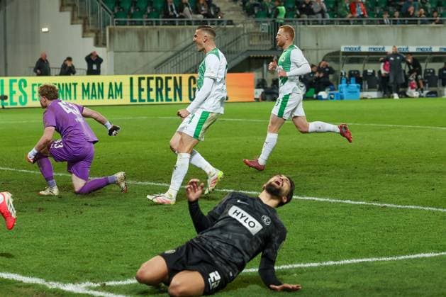 Immanuel Pherai 22 SV Elversberg is frustrated as his chance is blocked, Philipp Ziereis 4 Spvgg Greuther Fuerth in the background celebrates the defensive action, Spvgg Greuther Fuerth vs SV Elversberg Football, Men, 2 Bundesliga, Season 2025 2026, Second round, Matchday 26, 13 03 2026 DFB regulations prohibit any use of photographs as image sequences and or quasi video Fuerth Bayern Germany Copyright: xkolbert-press MartinxAgüerax