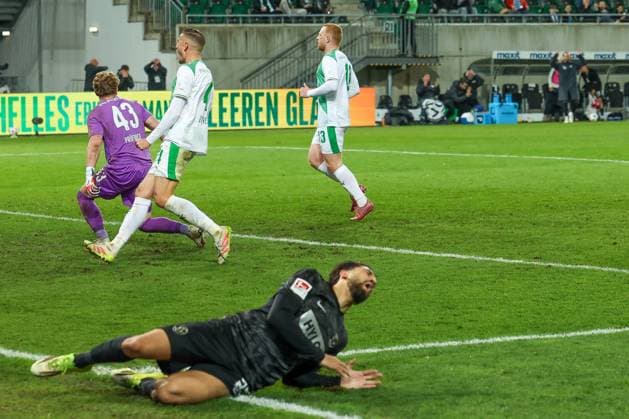 Immanuel Pherai 22 SV Elversberg frustrated over a missed chance, with the jubilant Philipp Ziereis 4 Spvgg Greuther Fuerth vs SV Elversberg Football, Men, 2 Bundesliga, Season 2025 2026, Second round, Matchday 26, 13 03 2026 DFB regulations prohibit any use of photographs as image sequences and or quasi video Fuerth Bayern Germany Copyright: xkolbert-press MartinxAgüerax