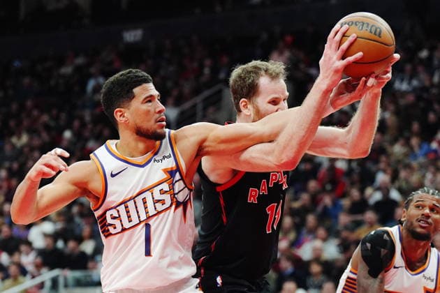 March 13, 2026, Toronto, On, Canada: Phoenix Suns Devin Booker (1) and Toronto Raptors Jakob Poeltl (19) battle for the ball during first half NBA, Basketball Herren, USA basketball action in Toronto on Friday, March 13, 2026. Canada News - March 13, 2026  - ZUMAc35_ 20260313_zaf_c35_125 Copyright: xFrankxGunnx