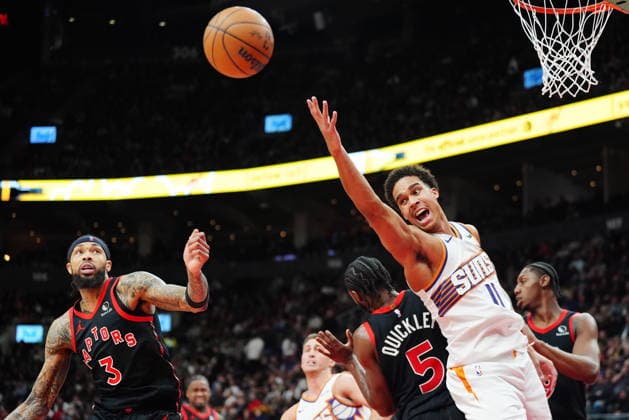 March 13, 2026, Toronto, On, Canada: Phoenix Suns Oso Ighodaro (11) reaches for a rebound with Toronto Raptors Brandon Ingram (3) during second half NBA, Basketball Herren, USA basketball action in Toronto on Friday, March 13, 2026. Canada News - March 13, 2026  - ZUMAc35_ 20260313_zaf_c35_128 Copyright: xFrankxGunnx