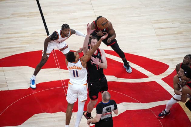Phoenix Suns v Toronto Raptors - NBA, Basketball Herren, USA TORONTO, CANADA - MARCH 13 : Oso Ighodaro (11) of Phoenix Suns and Jakob Poeltl (19) of Toronto Raptors go up for a jump ball during the NBA basketball game between Phoenix Suns and Toronto Raptors at the Scotiabank Arena on March 13, 2026 in Toronto, Ontario, Canada. Mert Alper Dervis Anadolu Toronto Canada. Editorial use only. Please get in touch for any other usage.  Copyright: x2026xAnadoluxMertxAlperxDervisx