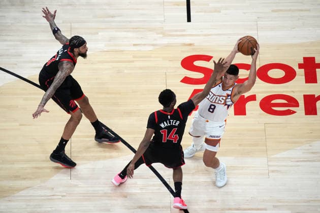 Phoenix Suns v Toronto Raptors - NBA, Basketball Herren, USA TORONTO, CANADA - MARCH 13 : Grayson Allen (8) of Phoenix Suns in action against Ja’Kobe Walter (14) of Toronto Raptors during the NBA basketball game between Phoenix Suns and Toronto Raptors at the Scotiabank Arena on March 13, 2026 in Toronto, Ontario, Canada. Mert Alper Dervis Anadolu Toronto Canada. Editorial use only. Please get in touch for any other usage.  Copyright: x2026xAnadoluxMertxAlperxDervisx