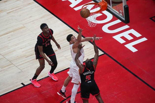 Phoenix Suns v Toronto Raptors - NBA, Basketball Herren, USA TORONTO, CANADA - MARCH 13 : Devin Booker (1) of Phoenix Suns in action during the NBA basketball game between Phoenix Suns and Toronto Raptors at the Scotiabank Arena on March 13, 2026 in Toronto, Ontario, Canada. Mert Alper Dervis Anadolu Toronto Canada. Editorial use only. Please get in touch for any other usage.  Copyright: x2026xAnadoluxMertxAlperxDervisx