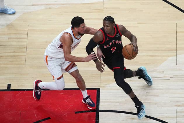 Phoenix Suns v Toronto Raptors - NBA, Basketball Herren, USA TORONTO, CANADA - MARCH 13 : RJ Barrett (9) Toronto Raptors in action against Devin Booker (1) of Phoenix Suns during the NBA basketball game between Phoenix Suns and Toronto Raptors at the Scotiabank Arena on March 13, 2026 in Toronto, Ontario, Canada. Mert Alper Dervis Anadolu Toronto Canada. Editorial use only. Please get in touch for any other usage.  Copyright: x2026xAnadoluxMertxAlperxDervisx