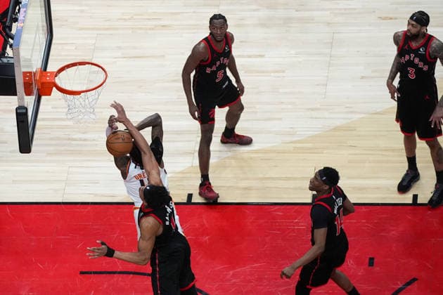 Phoenix Suns v Toronto Raptors - NBA, Basketball Herren, USA TORONTO, CANADA - MARCH 13 : Scottie Barnes (4) of Toronto Raptors blocks Jalen Green (4) of Phoenix Suns during the NBA basketball game between Phoenix Suns and Toronto Raptors at the Scotiabank Arena on March 13, 2026 in Toronto, Ontario, Canada. Mert Alper Dervis Anadolu Toronto Canada. Editorial use only. Please get in touch for any other usage.  Copyright: x2026xAnadoluxMertxAlperxDervisx