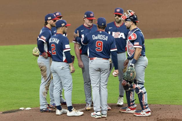 Players from the United States meet during a World Baseball Classic game between the United States and Canada at Daikin Park in Houston, Texas, United States, 13 March 2026. World Baseball Classic: United States - Canada !ACHTUNG: NUR REDAKTIONELLE NUTZUNG!  Copyright: xCarlosxRamirezx AME3873 20260314-55019692321_1