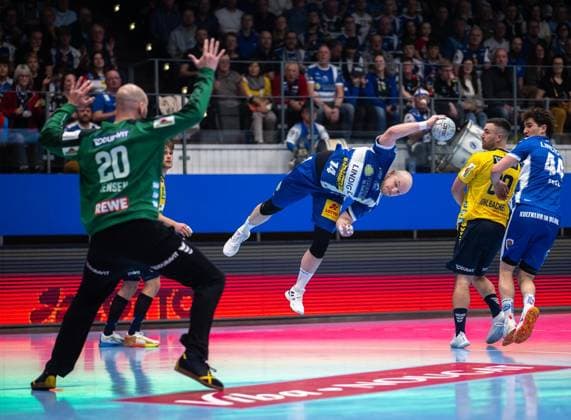 DAIKIN HBL HANDBALL MEN 1 BL 25 GAME DAY THSV EISENACH RHEIN NECKAR LÖWEN FOR EDITORIAL PURPOSES ONLY p 13 03 2026 Eisenach DAIKIN HBL Handball 1 Bundesliga Men Season 2025 2026 25 Matchday Werner Assmann Halle ThSV Eisenach Rhein Neckar Löwen in photo Peter Walz 14 ThSV Eisenach in duel with goalkeeper Mike Jensen 20 Rhein Neckar Löwen Germany Thuringia Eisenach Copyright SaschaxFromm Copyright: SaschaxFromm doc84ysziayj0k2bxghpmo ,EDITORIAL USE ONLY Copyright: SaschaxFromm