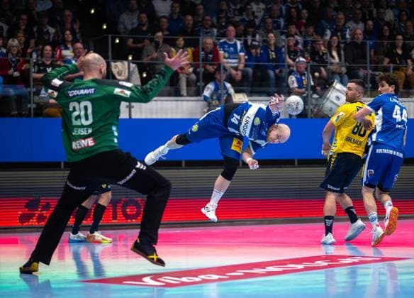 DAIKIN HBL HANDBALL MEN 1 BL 25 GAME DAY THSV EISENACH RHEIN NECKAR LÖWEN FOR EDITORIAL PURPOSES ONLY p 13 03 2026 Eisenach DAIKIN HBL Handball 1 Bundesliga Men Season 2025 2026 25 Matchday Werner Assmann Halle ThSV Eisenach Rhein Neckar Löwen in photo Peter Walz 14 ThSV Eisenach in duel with goalkeeper Mike Jensen 20 Rhein Neckar Löwen Germany Thuringia Eisenach Copyright SaschaxFromm Copyright: SaschaxFromm doc84ysziixdsl12yj74iwg ,EDITORIAL USE ONLY Copyright: SaschaxFromm