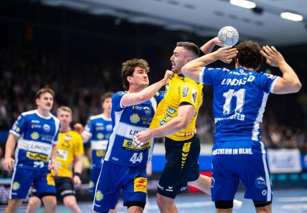 DAIKIN HBL HANDBALL MEN 1 BL 25 GAME DAY THSV EISENACH RHEIN NECKAR LÖWEN FOR EDITORIAL PURPOSES ONLY p 13 03 2026 Eisenach DAIKIN HBL Handball 1 Bundesliga Herren Saison 2025 2026 25 Spieltag Werner Assmann Halle ThSV Eisenach Rhein Neckar Löwen in the photo Jannik Kohlbacher 80 Rhein Neckar Löwen in a duel with Stephan Seitz 44 ThSV Eisenach and Gian Attenhofer 11 ThSV Eisenach Germany Thuringia Eisenach Copyright SaschaxFromm Copyright: SaschaxFromm doc84yt7s50l6oi2eiepmo ,EDITORIAL USE ONLY Copyright: SaschaxFromm