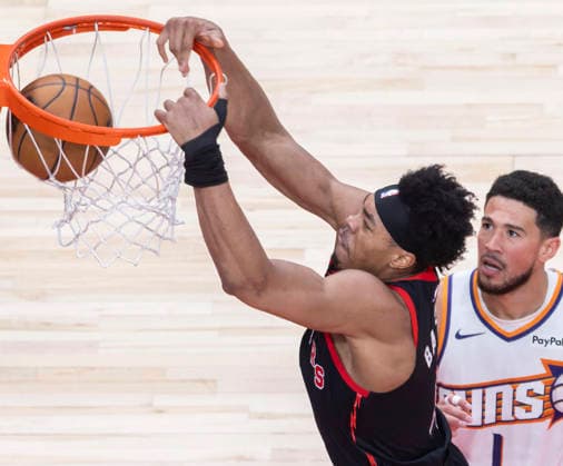 (260314) -- TORONTO, March 14, 2026 -- Scottie Barnes (L) of Toronto Raptors dunks during the 2025-2026 NBA, Basketball Herren, USA regular season game between Toronto Raptors and Phoenix Suns in Toronto, Canada, on March 13, 2026. (Photo by Xinhua) (SP)CANADA-TORONTO-BASKETBALL-NBA-SUNS VS RAPTORS ZouxZheng 