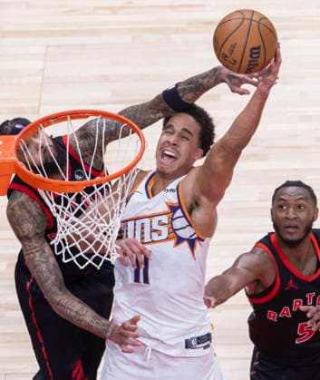 (260314) -- TORONTO, March 14, 2026 -- Oso Ighodaro (C) of Phoenix Suns goes for a layup during the 2025-2026 NBA, Basketball Herren, USA regular season game between Toronto Raptors and Phoenix Suns in Toronto, Canada, on March 13, 2026. (Photo by Xinhua) (SP)CANADA-TORONTO-BASKETBALL-NBA-SUNS VS RAPTORS ZouxZheng 