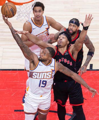 (260314) -- TORONTO, March 14, 2026 -- Haywood Highsmith (front L) of Phoenix Suns goes for a layup during the 2025-2026 NBA, Basketball Herren, USA regular season game between Toronto Raptors and Phoenix Suns in Toronto, Canada, on March 13, 2026. (Photo by Xinhua) (SP)CANADA-TORONTO-BASKETBALL-NBA-SUNS VS RAPTORS ZouxZheng 