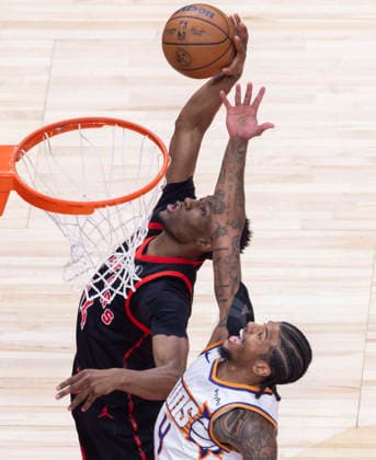 (260314) -- TORONTO, March 14, 2026 -- Ja Kobe Walter (L) of Toronto Raptors fights for a rebound with Jalen Green of Phoenix Suns during the 2025-2026 NBA, Basketball Herren, USA regular season game between Toronto Raptors and Phoenix Suns in Toronto, Canada, on March 13, 2026. (Photo by Xinhua) (SP)CANADA-TORONTO-BASKETBALL-NBA-SUNS VS RAPTORS ZouxZheng 