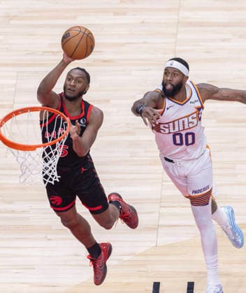 (260314) -- TORONTO, March 14, 2026 -- Immanuel Quickley (L) of Toronto Raptors shoots during the 2025-2026 NBA, Basketball Herren, USA regular season game between Toronto Raptors and Phoenix Suns in Toronto, Canada, on March 13, 2026. (Photo by Xinhua) (SP)CANADA-TORONTO-BASKETBALL-NBA-SUNS VS RAPTORS ZouxZheng 
