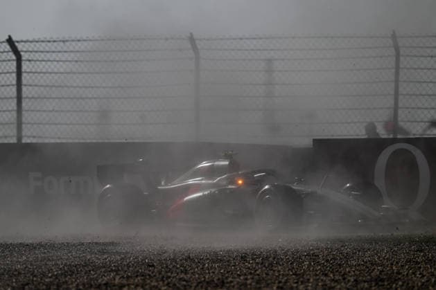 F1 Chinese Grand Prix 2026 - Qualifying Session SHANGHAI, CHINA - MARCH 14: Gabriel Bortoleto of Audi Revolut F1 Team runs through the gravel after spinning during Grand Prix Qualifying at the 2026 Chinese Grand Prix, at the Shanghai International Circuit, in Shanghai, China, on March 14, 2026. Shanghai China  Copyright: xArturxWidakx originalFilename:widak-f1chines260314_npnY7.jpg
